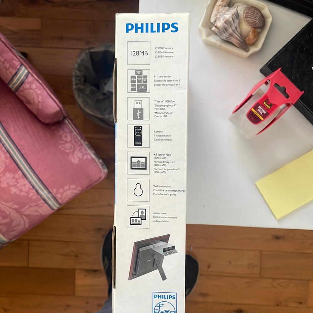 New Phillips digital photo frame - Picture 2 of 2